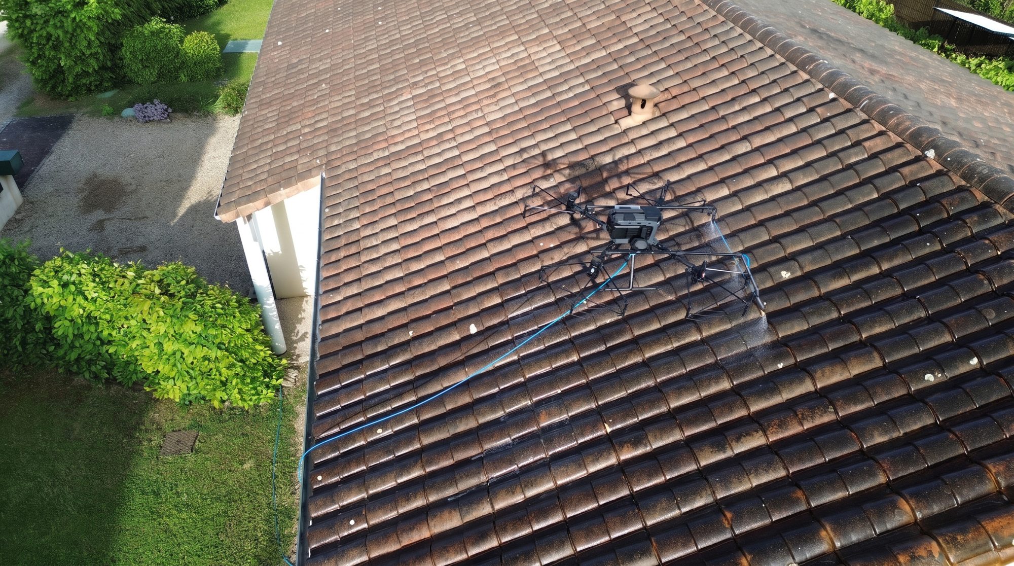 Drone de Fabien Proust pulvérisant un traitement sur une toiture en tuiles